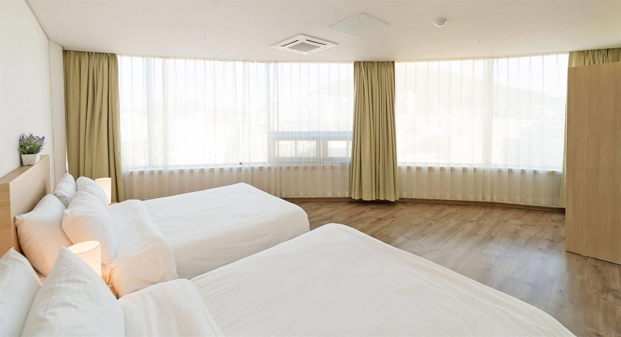 Elena Business Hotel Yeosu Extérieur photo